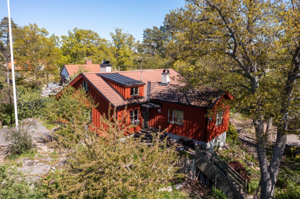 Tilläggsisolering av träfasad på sommarhus. Huddinge Stuvsta.