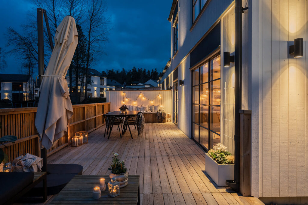 Nylagd uteplats med grill till fastighetshus. Älvsjö Solberga Stockholm