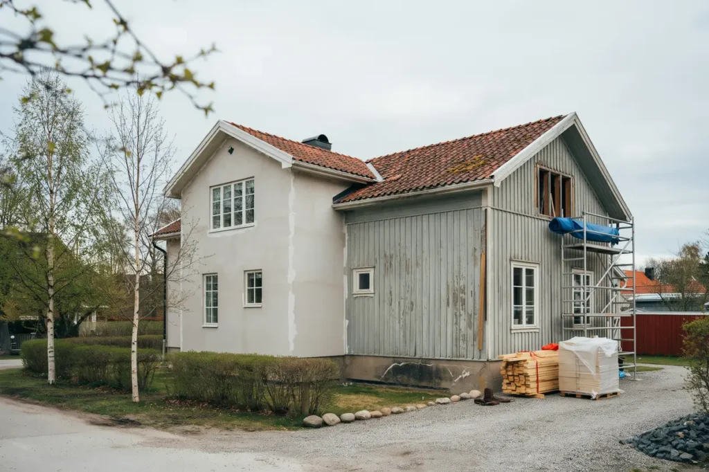 fasadrenovering p villa n r det l nar sig att putsa om byta panel eller till ggsisolera